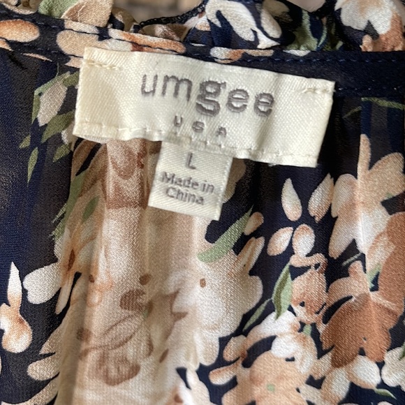 Beautiful Umgee Navy floral top. Large NWOT - Picture 5 of 12